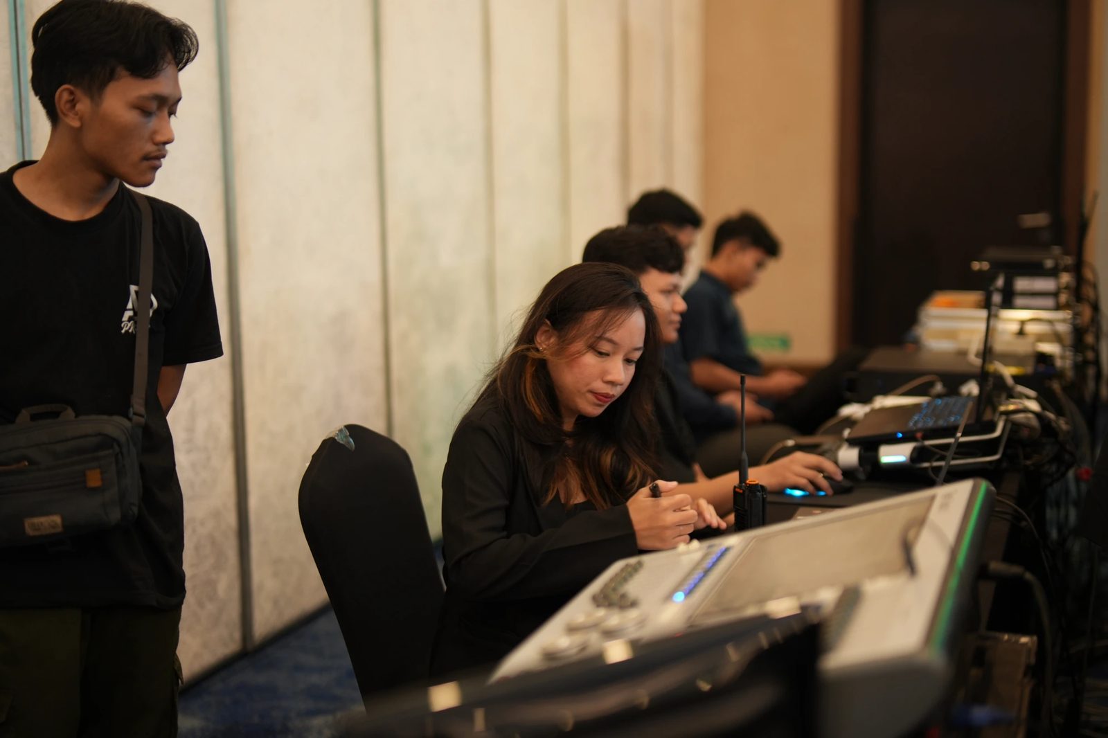 Tim produksi Payung Oren Creative mengendalikan show control di sebuah event